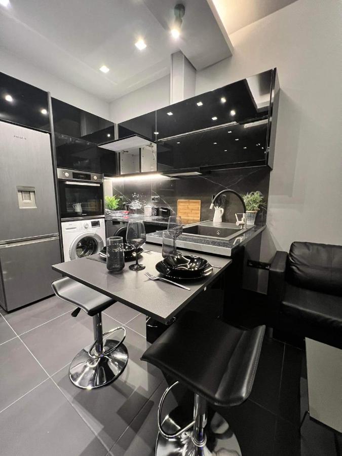 Luxury Black And White Interior Apartments Каламата Екстериор снимка