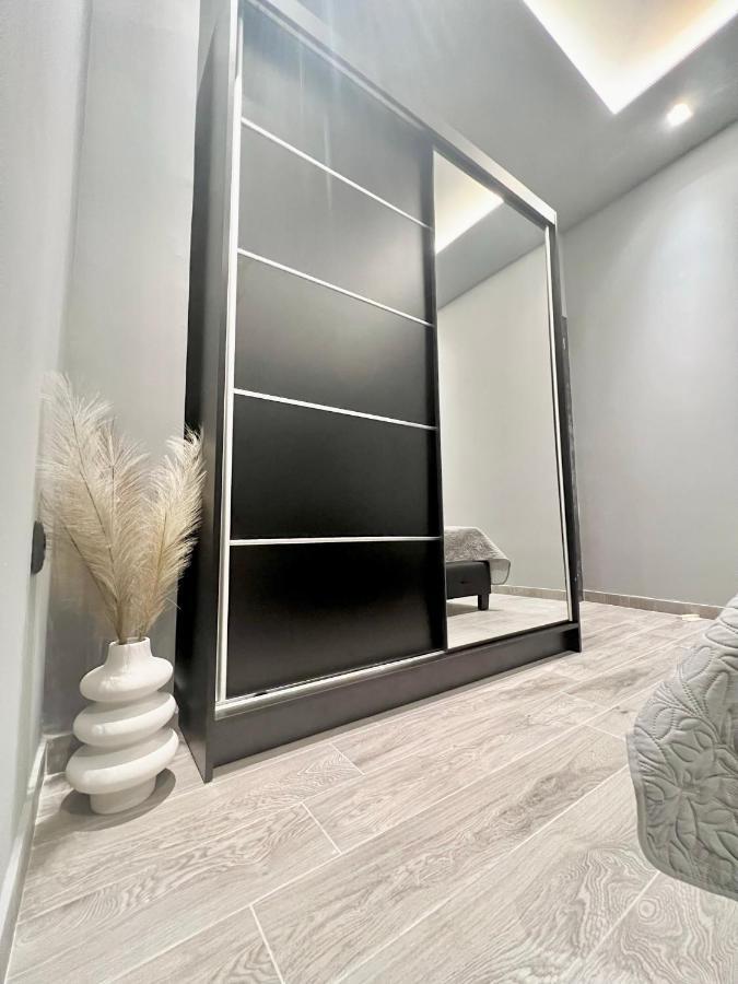 Luxury Black And White Interior Apartments Каламата Екстериор снимка