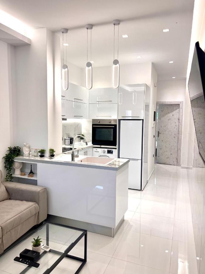 Luxury Black And White Interior Apartments Каламата Екстериор снимка