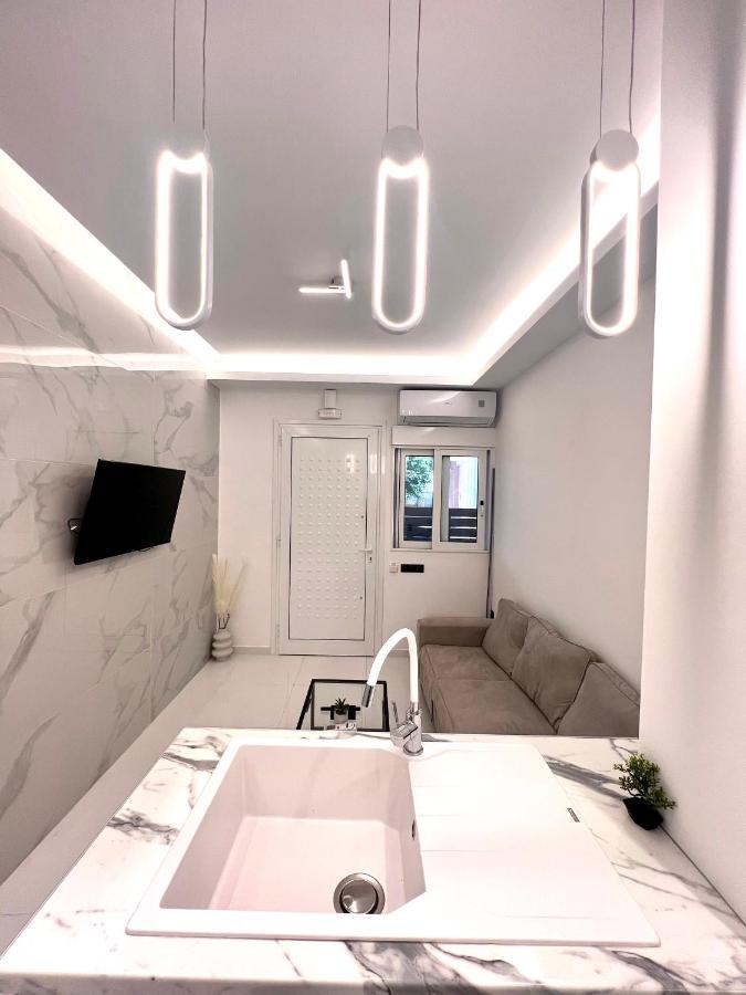 Luxury Black And White Interior Apartments Каламата Екстериор снимка