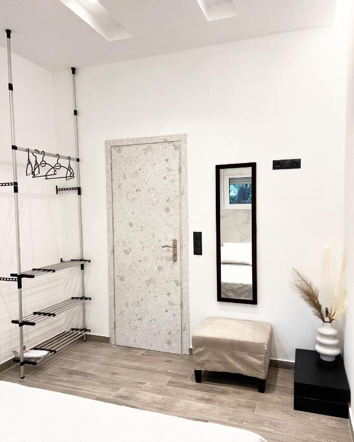 Luxury Black And White Interior Apartments Каламата Екстериор снимка