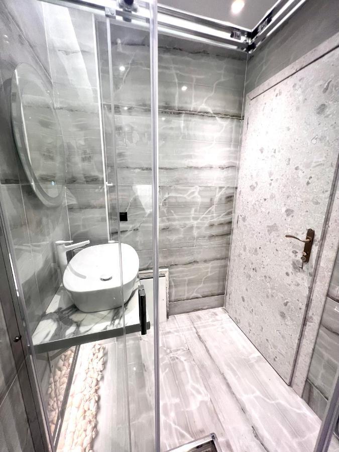 Luxury Black And White Interior Apartments Каламата Екстериор снимка