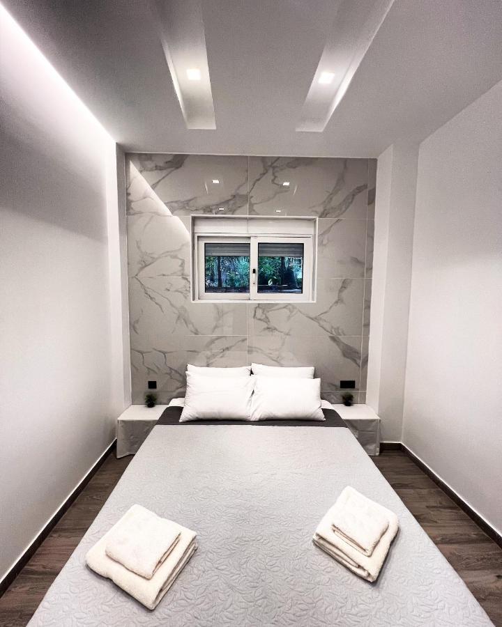 Luxury Black And White Interior Apartments Каламата Екстериор снимка